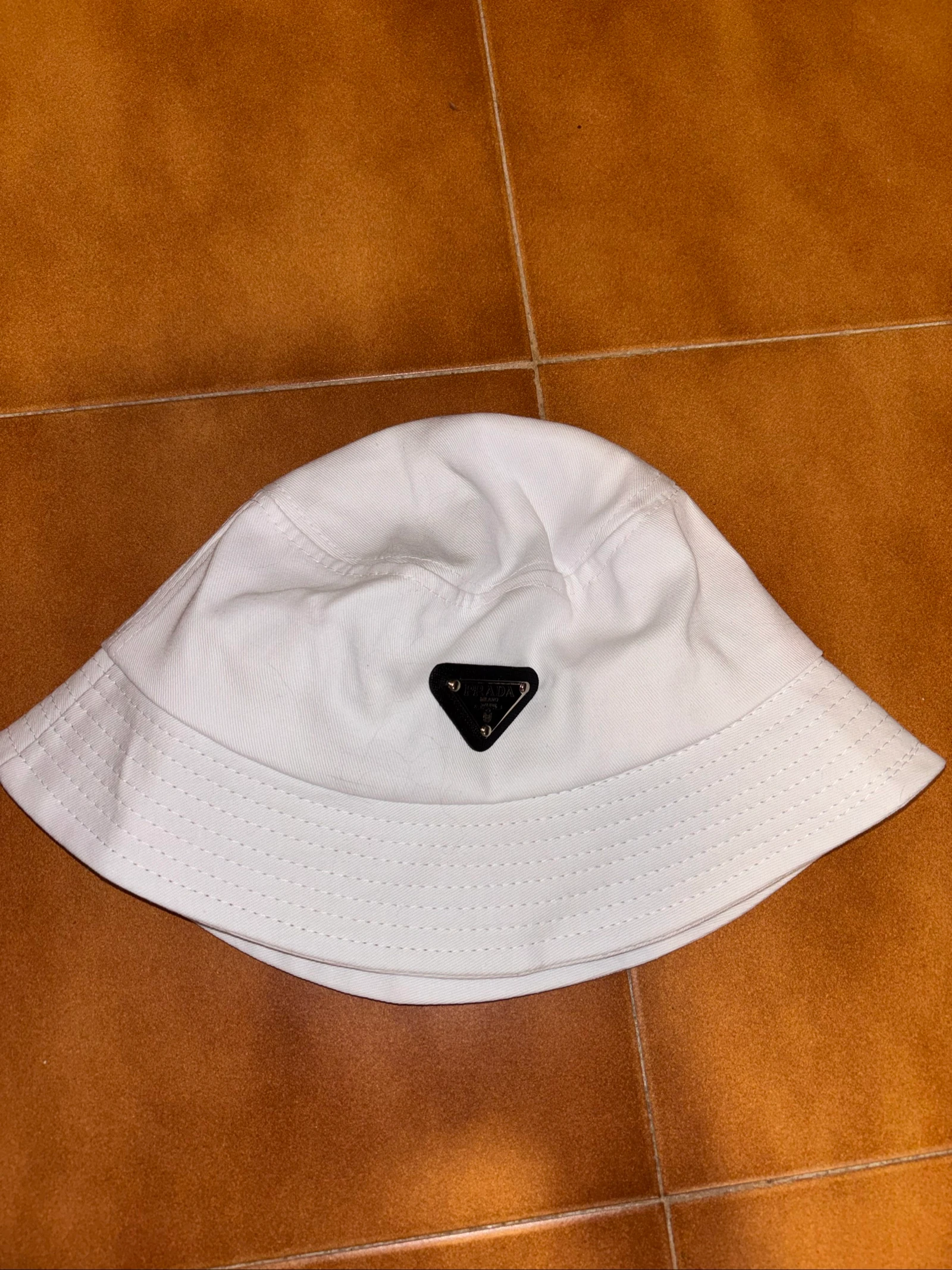 Gorro pescador blanco de diseñador con chapa 